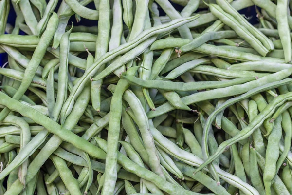 Gros Plan Pour Plusieurs Haricots Verts Sur Une Boîte Plastique — Photo