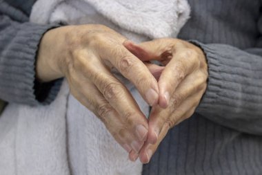 Yakın çekim yaşlı bir adam elinde kadeh