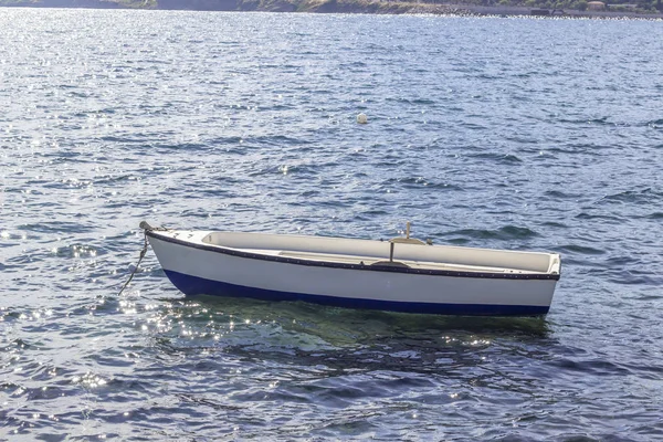 Perspektif çekim gün batımında denizde ahşap balıkçı teknesi