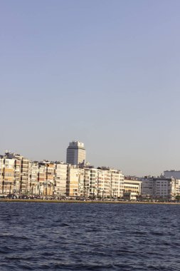 Cephe hattı, Izmir deniz kenarında günbatımı zaman yapı bloklarının dikey çekim