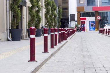 Yan görünümü shot taş araba yol şehir