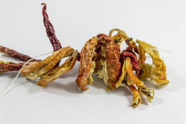 Yakın çekim shot beyaz arka planda turuncu renkli biber kurutulmuş