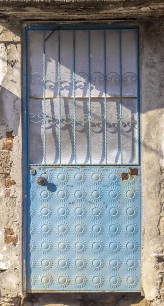 Tiro Frontal Porta Metal Azul Pálido Ornamentado Tradicional Pôr Sol — Fotografia de Stock