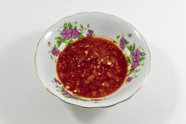 Close Tomate Vermelho Suculento Mistura Pasta Pimenta Placa Branca — Fotografia de Stock