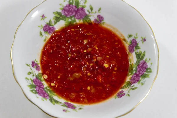 Detalhe Tiro Tomate Vermelho Suculento Mistura Pasta Pimenta Placa Branca — Fotografia de Stock