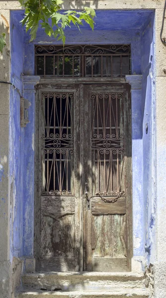 Açık Atış Geleneksel Süslü Soluk Mavi Metal Kapı Taş Çerçeve — Stok fotoğraf