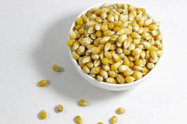 Mısır tohumları doğal konsepti ile beyaz küçük Kupası'nda yakın çekim ateş