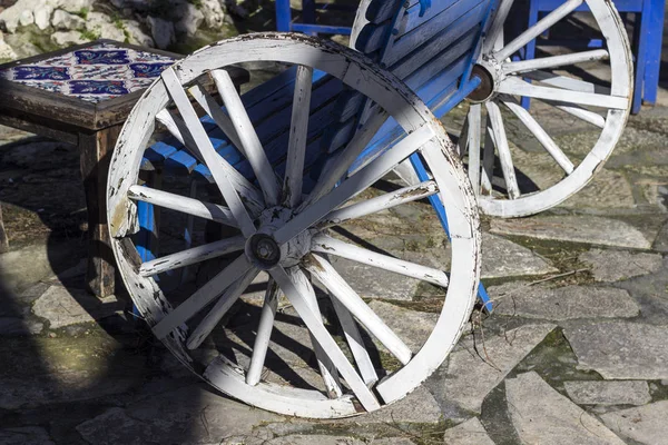 Duidelijke Schieten Van Witte Verf Bedekt Oude Handgemaakte Wiel — Stockfoto