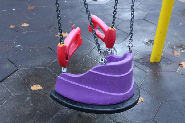 Mor renkli çocuk Swing yansıtıcı yüzeyi yakın çekim ateş