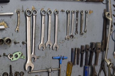 Yakın çekim shot in sabitleme metal alet içinde tamir dükkanı