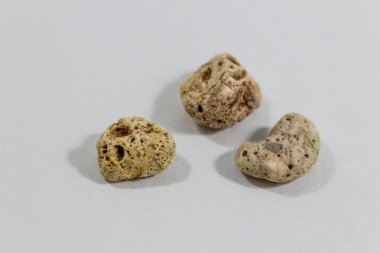 Perspektif yakın çekim ayrıntı atış toplanan plajdan birden fazla taş. Fotoğraf Izmir'aldı.