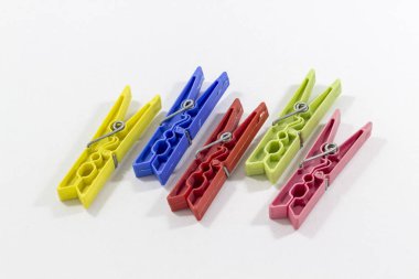 Perspektif yakın çekim düzenli birden çok clothespins, renkli vurdu