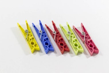 Perspektif yakın çekim birden çok clothespins, renkli vurdu