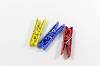 Perspektif yakın çekim renkli kırmızı, mavi ve sarı birden çok clothespins dönüştürün