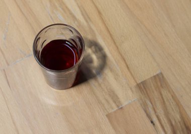 Türk çayı üzerinde ahşap büyük cam üst atış