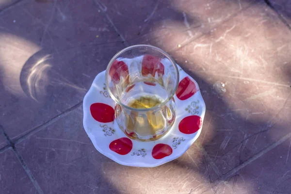 geleneksel Türk çay bardağı masaya yakın çekim en iyi ateş