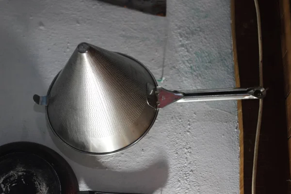 Metal Mutfak Aracı Yakın Çekim Vur Duvara Asılmış Yapıştırmak Için — Stok fotoğraf