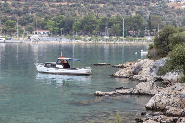 Prospettiva Tiro Barca Pesca Sul Piccolo Porto Del Mar Mediterraneo — Foto Stock