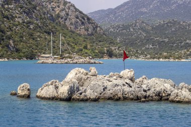 Açık mavi deniz Akdeniz Türkiye'de, kayalık adada perspektif ateş