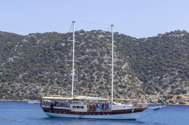Akdeniz üzerinde geniş çekim ahşap seyahat yat yelken
