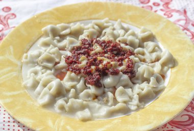 Yakın çekim açılı çekim geleneksel tat domates soslu sarı şeritli plakalı Türk Mantı gününde