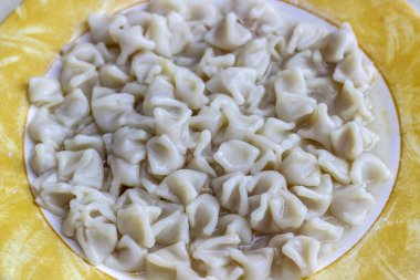 Yakın çekim çekim geleneksel tadı sarı şeritli plaka ile Türk Mantı gününde