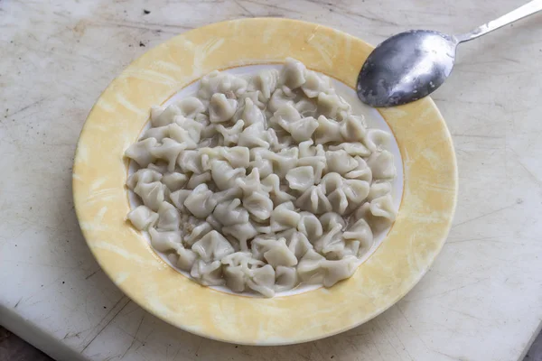 Giro Superiore Prospettico Ravioli Turchi Con Piatto Fascia Gialla — Foto Stock