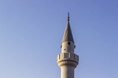 Eski duvar minare ile mavi gökyüzü arka plan açık ateş