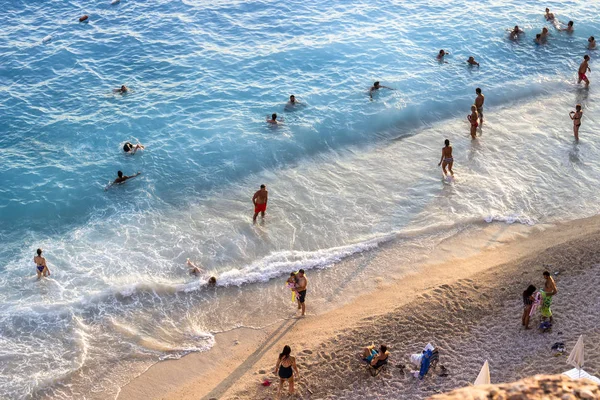 Tiro Limpo Pessoas Desfrutando Praia Pôr Sol — Fotografia de Stock