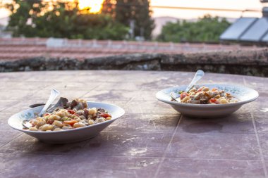 Yakın çekim perspektif günbatımı zaman geleneksel Türk kuru fasulye yemek masa-in ateş