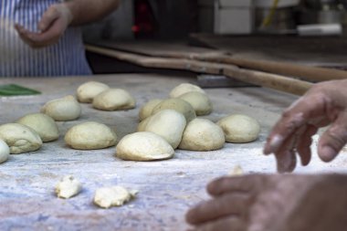 Güzel ateş un ile geleneksel Türk ekmek yemek yapmak için hamur hazırlık