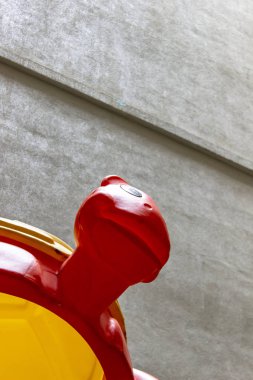 Renkli çocuk kaplumbağa oyuncak sarı ve kırmızı renk ile dikey güzel ateş