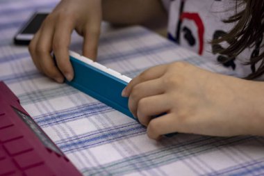 Bir kadının bakış açısı ateş oynar oyununu eğlenceli bir gece