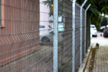 Perspektif ateş walkline yakınındaki metal çitler