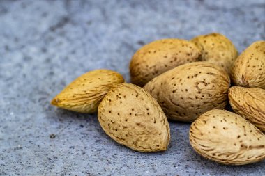 Vur kaç badem beton zemin üzerinde perspektif kırpılmış