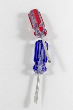 Yakın çekim dikey çekim küçük boyutta çapraz yerleştirilmiş varsayılan Tornavidalar