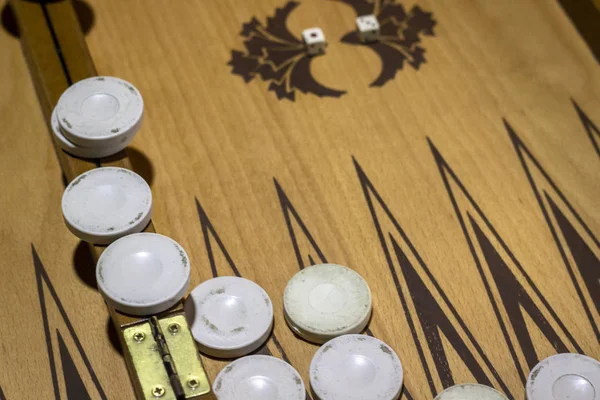 Scuro Colpo Ritagliato Backgammon Sotto Luce Fioca — Foto Stock