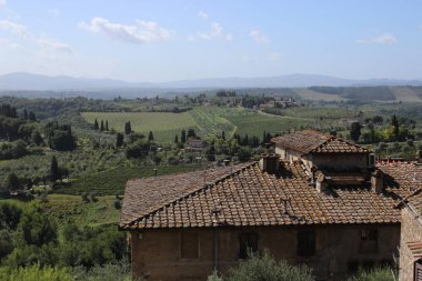 San Gimignano'da bir köyden yeşil peyzaj sahnenin geniş çekim. İtalya'da fotoğraf aldı.