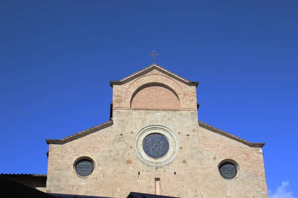 Tiro Limpo Fachada Igreja Alvenaria Com Céu Aberto Azul San — Fotografia de Stock