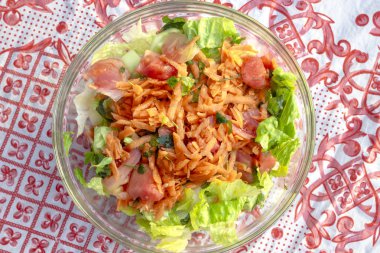 En iyi çekim havuç, domates ve yeşillik düştü petrol salata karışımı