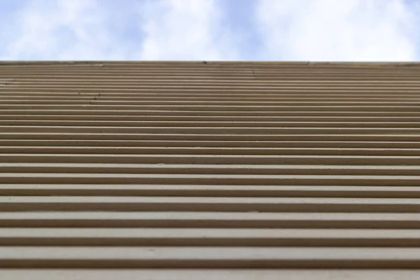 Tiro Inferior Parede Cortina Fachada Com Fundo Céu Aberto — Fotografia de Stock