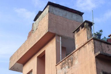 Temiz çekim ile eski yerel bina farklı hacimsel biçimleri için açık turuncu renkli duvar