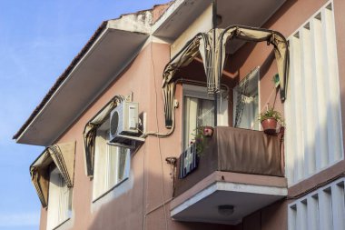 Temiz çekim ile eski modern tip bina için açık turuncu renkli duvar