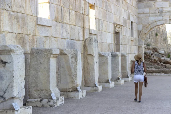 Mulher Passeia Nas Antigas Estruturas Históricas Observar Informações Antigas Colunas — Fotografia de Stock