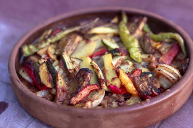 Soğan, biber, domates et yemek geleneksel plaka konumlandırılmış açılı