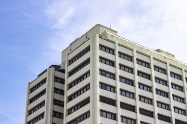 Modern mavi hava ile bina betonarme köşe alt ateş