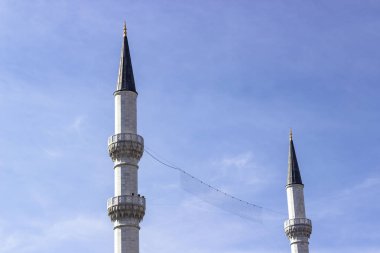 Güzel mavi arka plan açık ateş mermer yapılan İslam minaresi