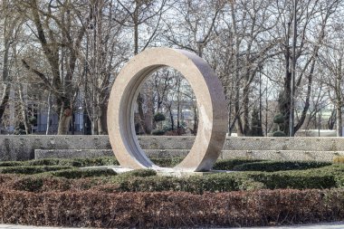 Güzel mavi arka plan açık dikey çekim şehir mermer daire modern heykel