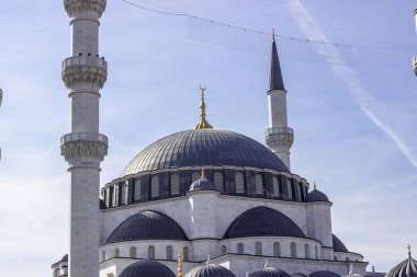 Güzel mavi arka plan yakın ateş mermer yapılan İslam devi cami minarleri