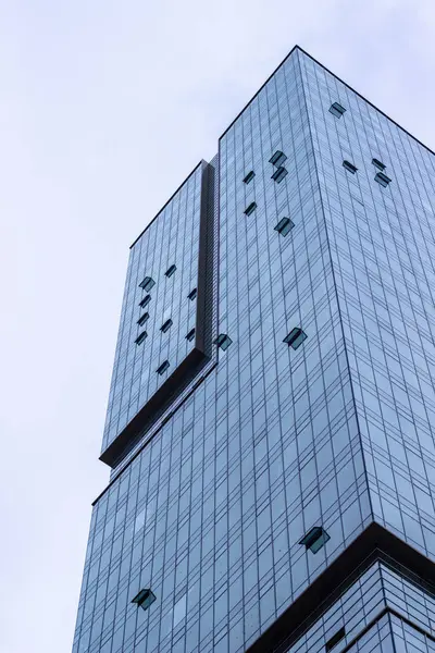 Verticaal Schieten Van Blauw Gekleurd Hoogbouwgebouw Met Glazen Gevel — Stockfoto
